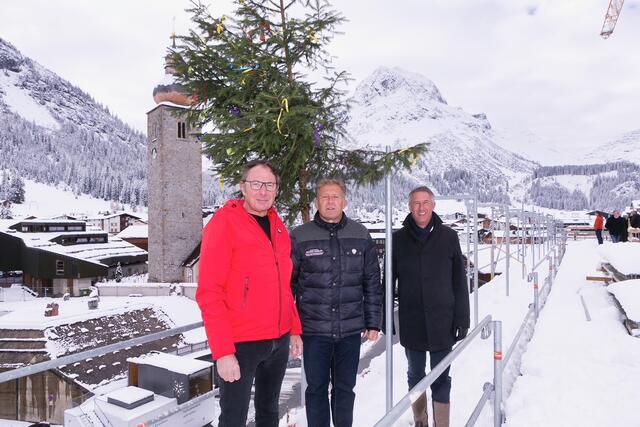 Architekt Christian Matt, Baumeister Michael Haßler und Bürgermeister Stefan Jochum (v.li.) freuen sich über den erfolgreichen Baufortschritt. | Foto: Gemeinde Lech / Dietmar Mathis
