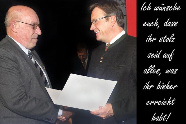 Bild 01: LH Günther Platter verleiht mir im September 2010 die Urkunde und die Tiroler Ehrenamtsnadel. | Foto: © Foto Land Tirol + Gestaltung Ing. Günter Kramarcsik