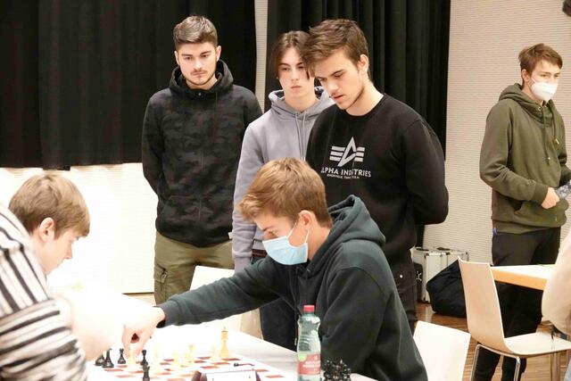 Der Staatsmeister Sebastian blickt auf das Brett von Fridolin  | Foto: Veranstalter