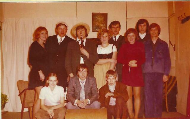 Ferdinand Schwaiger (vorn, Mitte) und seine Ehefrau Ottilie (4. von links) mit der ersten Besetzung der damaligen Theatergruppe St. Marein 1972. | Foto: Privat