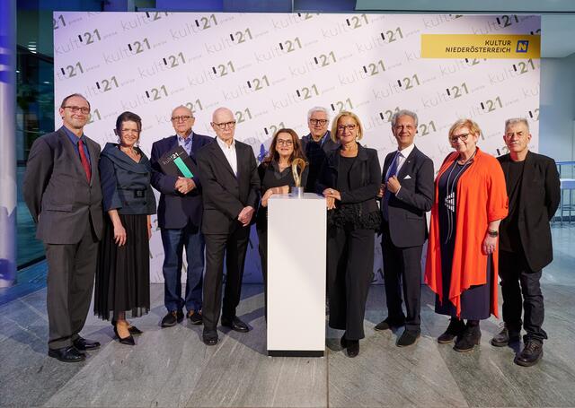 Landeshauptfrau Johanna Mikl-Leitner im Kreis der Würdigungspreisträger der Kulturpreise des Landes Niederösterreich 2021 im Festspielhaus St. Pölten. | Foto: NLK Pfeiffer