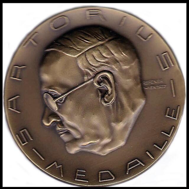 Bild 09: Meine Sartorius - Medaille des VÖAV. Hr. Sartorius war 1928 Mitbegründer des VÖAV- Vorläufers „Photographische Korrespondenz“. Mehr Info findet ihr hier: https://www.oevf.at/geschichte-des-oevf/     | Foto: © by Ing. Günter Kramarcsik