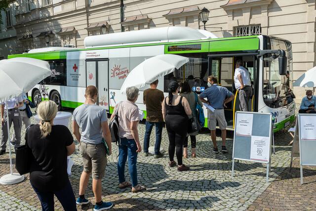 Viel Andrang beim Impfbus. Eine Voranmeldung ist hier nicht nötig.