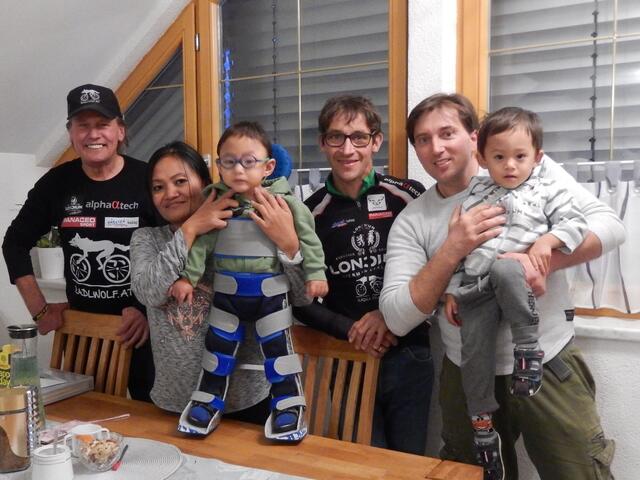 Bei der Spendenübergabe: Radlwolf, Mama Jovenie mit Jonathan, Michi Kurz, Papa Jürgen und Zwillingsbruder Jonas (von links).