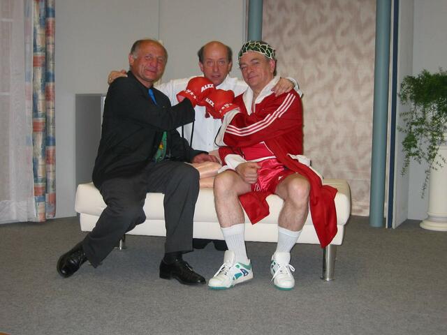 Boxerlegende Joe "Tiger" Pachler und Hauptdarsteller Gerd Buchbauer mit Ferdinand Schwaiger bei einer Aufführung des Stückes "Der Meisterboxer" | Foto: Privat