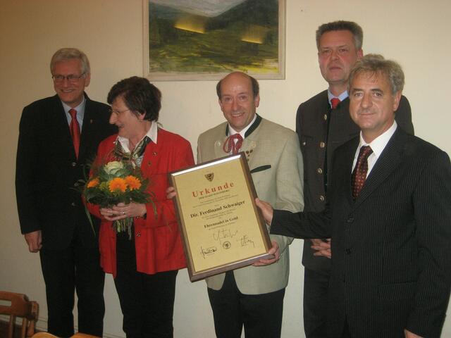 Ferdinand Schwaiger, am Bild mit Gattin Ottilie erhielt 2007 die Ehrennadel in Gold der Stadt Wolfsberg vom damaligen Landtagsabgeordneten Hans-Peter Schlagholz, Ex-Vzbgm. Jürgen Nickel, der damalige Landesobmann des Kärntner Bildungswerkes Klaus Filafer. | Foto: Privat