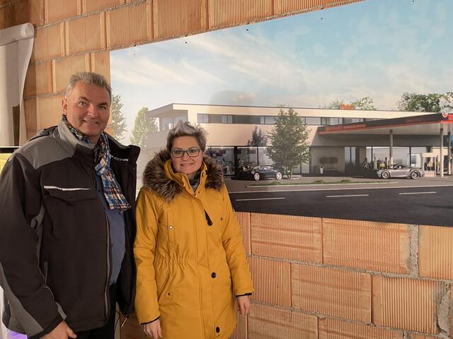 Bei der Gleichenfeier: Stefan und Daniela Antal freuen sich auf die Umsetzung ihres Projekts. | Foto: BRS