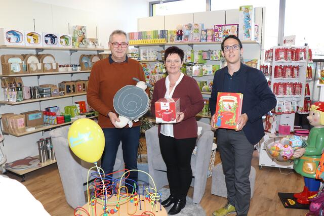 Das Babyland Hartberg mit Christoph und Alexandra Lueger und die RegionalMedien Hartberg-Fürstenfeld mit GSTL Alex Krausler laden zum großen meinbezirk.at-Malwettbewerb.