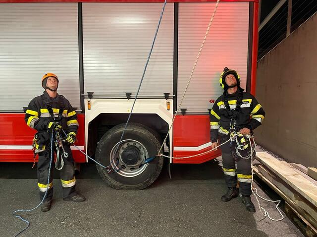Die FF Leutschach übte das "passive Abseilen" eines Kameraden bzw. einer zu rettenden Person.
 | Foto: FF Ledutschach