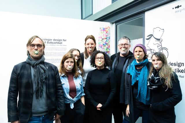 Viele bekannte Gesichter kamen, um die Midissage in Graz mit Inge Wurzinger (Mi.) zu eröffnen. | Foto: GEOPHO