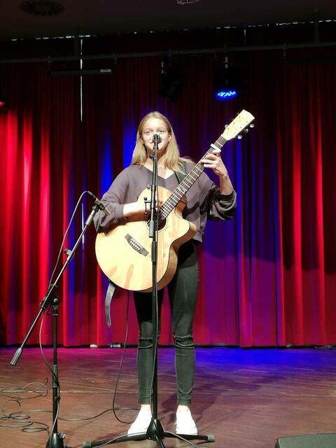 Anouk Beinstein aus Wies performt mit Bühnenpräsenz und einen hohen Maß an Musikalität und Feingefühl, hier bei ihrem Auftritt beim Bundeswettbewerb  "Podium Jazz.Pop.Rock"  in Wien. | Foto: KK