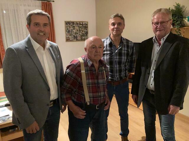 Bürgermeister Ewald Bürger, Paul Schlögl, Ortsvorsteher Johann Stifter und Schlögl Rudolf.  | Foto: Gemeindeamt Pilgersdorf