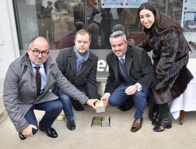 Von links: Gemeinderat Harry Koller und Stadtrat Christian Stückler mit Uri Ovseyevitz-Roth und dessen Ehefrau Tania aus Mexiko | Foto: MeinBezirk.at