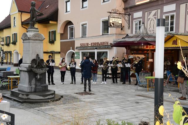Schüler des BORG Kindberg umrahmten die Gedenkfeier musikalisch. | Foto: Denise Ganster