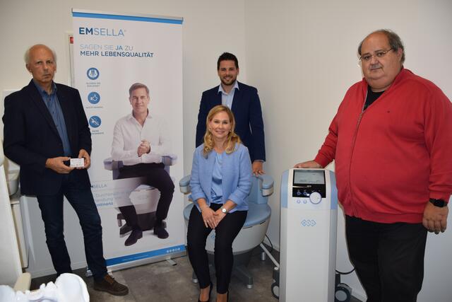 Bgm.Bernd Hermann und Gemeindekassier Michael Nebel wünschten den beiden Inhabern von MEDICAL COSMETICS Heide Fuchs-Kiefer und GF Patrik Kühner viel Geschäftserfolg