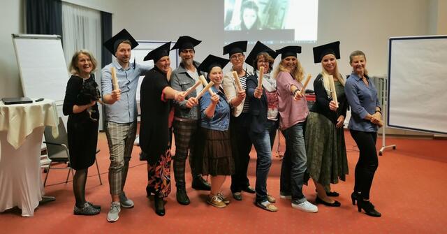 9 neue Absolventen freuen sich über ihren Erfolg an der Vitalakademie | Foto: Vitalakademie