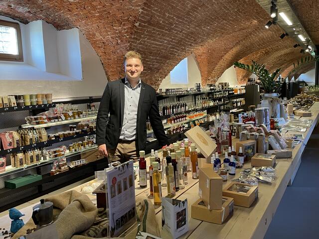 Umgeben von Naturparkprodukten ist für Julian Gigler der neue Job buchstäblich ein Genuss: "Ich bin mit der Region stark verwurzelt." | Foto: Waltraud Fischer