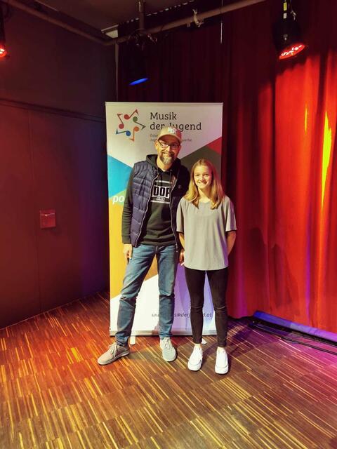Marian Kolarik und seine Schülerin Anouk Beinstein an der Erzherzog Johann Musikschule. Die Zwölfjährige hat beim Bundesbewerb zu "Podium Jazz.Pop.Rock" in ihrer Altersklasse bis zwölf Jahre gewonnen. | Foto: KK