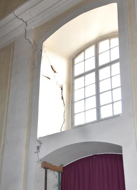 Tiefe Risse sind in der Kirche zu sehen. | Foto: Herbert Schleich