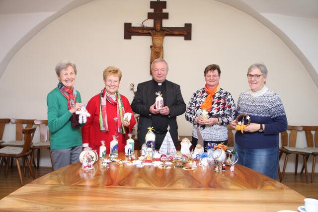 Martha Hutter, Christine Ladenhauf, Friedrich Weingartmann, Anni Zotter, Stefanie Fischer (v.l.) freuen sich über das Miteinander in der Organisation des Adventmarkts der Pfarre Feldbach. | Foto: RegionalMedien