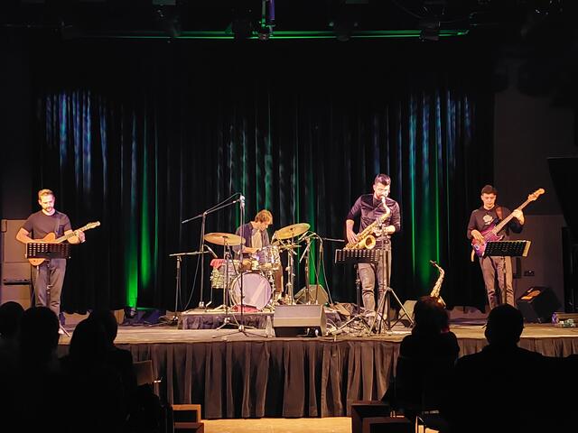 Nik Holler und die Formation "HÄ?!" ließen im Zehnerhaus in  | Foto: Günther Zweidick