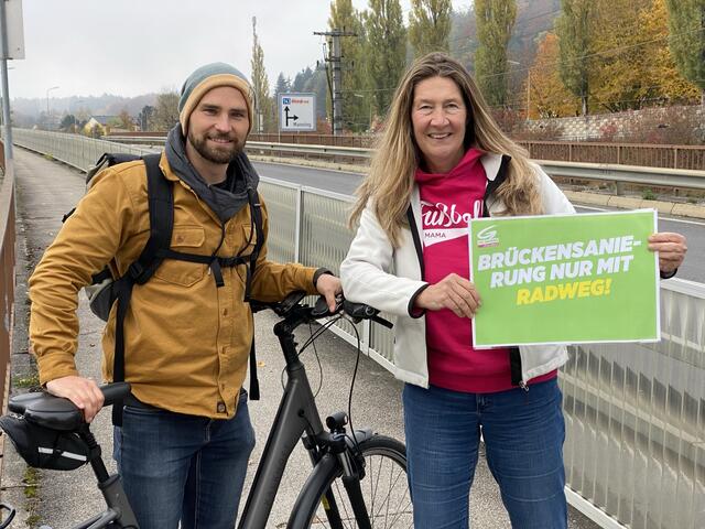 Thomas Koller und Sonja Pickhardt-Kröpfel von den Grünen freuen sich über die Fortsetzung des Radwegs über die Eisenbahnbrücke.  | Foto: Grüne