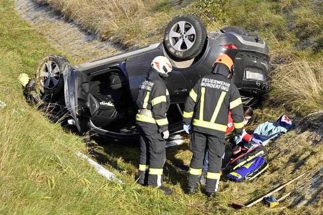 Der Unfallwagen landete auf dem Dach. | Foto: Manfred Fesl