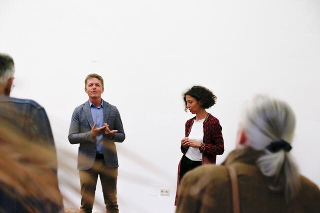 Führen ein letztes Mal durch die Ausstellung: Kurator Johannes Rauchenberger und Gastkuratorin Katrin Bucher Trantow
 | Foto: KULTUM/A. Hopper