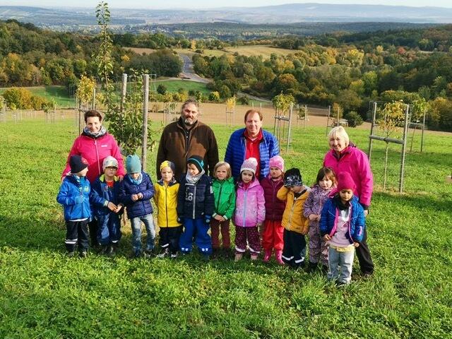 Die Kindergartenkinder der Marktgemeinde Wiesen besuchten die Streuobstwiesen. | Foto: Marktgemeinde Wiesen