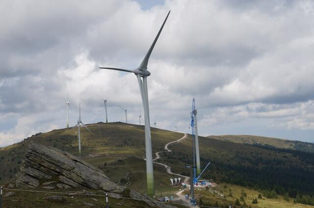 Seit 2017 steht der Windpark Handalm mit 13 Windrädern auf der Koralm. Die Umweltverträglichkeitsprüfung für das Megaprojekt steht nun im Zentrum von Ermittlungen. | Foto: Michl