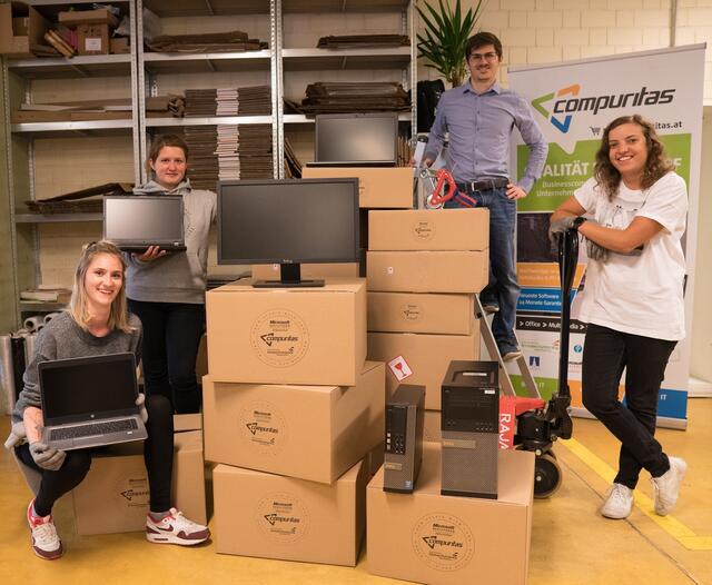 Freut sich über die Auszeichnung und setzt weiter auf nachhaltige IT: Das Compuritas-Team rund um Matthias Di Felice. | Foto: MeinBezirk.at