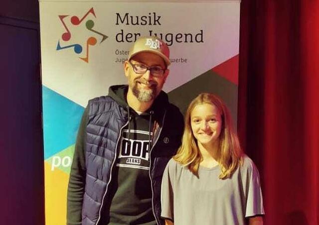 Marian Kolarik unterrichtet Anouk Beinstein in der Gitarrenklasse an der Erzherzog Johann Musikschule Jetzt hat die Zwölfjährige den Sieg beim Bundesbewerb bei "Podium Jazz.Pop.Rock" geschafft. | Foto: KK