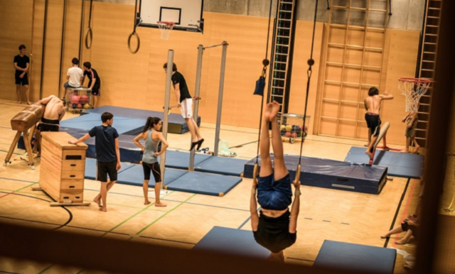 Vorbeikommen und schwitzen….. Nach einer Partie „Ultraball“ wird ein Zirkel mit unterschiedlichsten Stationen aufgebaut und ein intensives Training abgehalten. Bei den Übungen variieren wir entsprechend der Jahreszeit (spezifisches Training für Klettern, Snowboarden, Skifahren) und den individuellen Wünschen. | Foto: TvFH