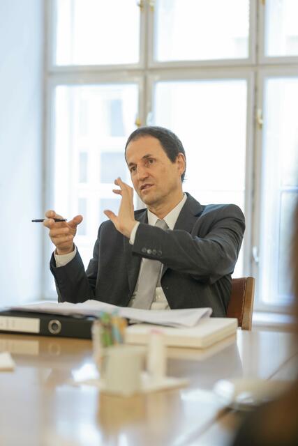 Kammeramtsdirektor Ferdinand Schütz erläutert Details zum Voranschlag 2022.