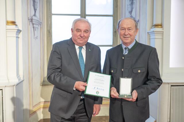 Der langjährige Öblarner Bürgermeister Ehrenfried Lemmerer erhielt von Landeshauptmann Hermann Schützenhöfer das Goldene Ehrenzeichen des Landes Steiermark. | Foto: Land Steiermark/Foto Fischer
