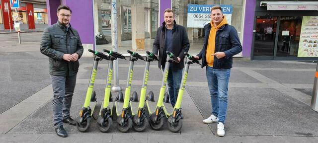Die Favoritner FP-Politiker Stefan Berger, Christian Schuch und Raphael Fasching (vl) fordern markierte Abstellplätze für E-Scooter in Favoriten. | Foto: FP 10