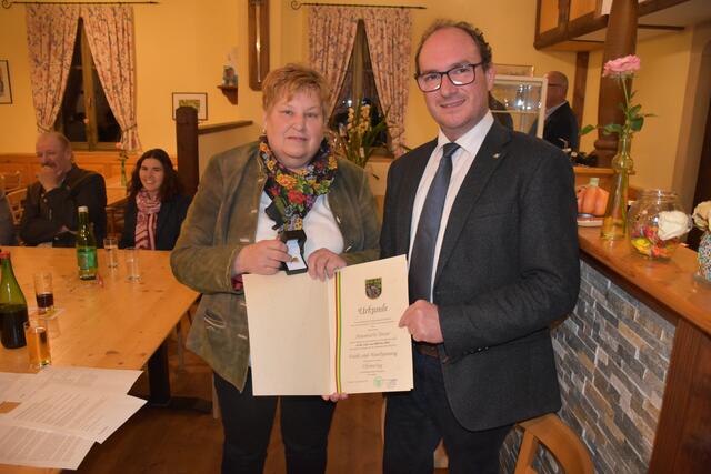Die ehemalige Vizebürgermeisterin Annemarie Bauer erhielt den Ehrenring der Marktgemeinde Göllersdorf. | Foto: Alexandra Goll