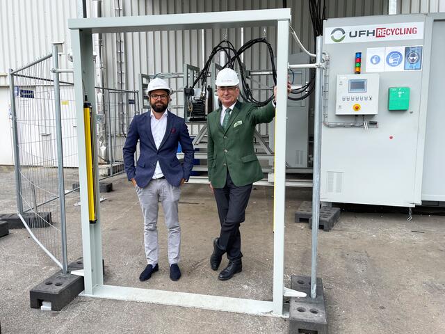 UFH RE-cycling-Geschäftsführer Robert Töscher und Helmut Kolba vor der neuen Anlage | Foto: Foto: UFH RE-cycling GmbH