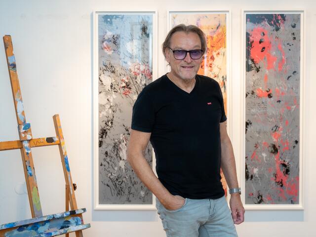 Künstler Edwin Wiegele arbeitet und lebt im Pfleghaus zu Heunburg, hat hier seine Galerie und sein Atelier. | Foto: Florian Mori Fotografie