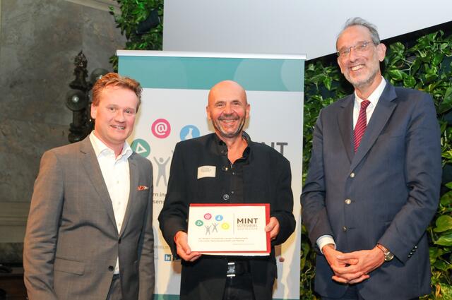 Georg Knill, Präsident der Industriellenvereinigung, Schulleiter Wilfried Fürbaß, Bundesminister Heinz Faßmann (v.l.). | Foto: zVg