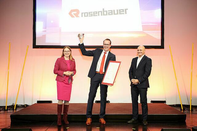 Aus den Händen von Wirtschaftsministerin Margarete Schramböck erhielt Rosenbauer-Chefproduktentwickler Markus Schachner den Innovations-Staatspreis 2021.
