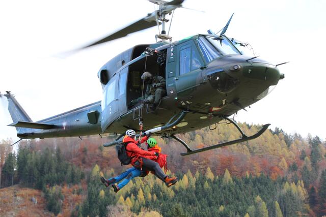 Das Absetzen und Aufnehmen von Bergrettern mittels der Seilwinde wurde mit der Agusta Bell 212 geübt. | Foto: Staudinger
