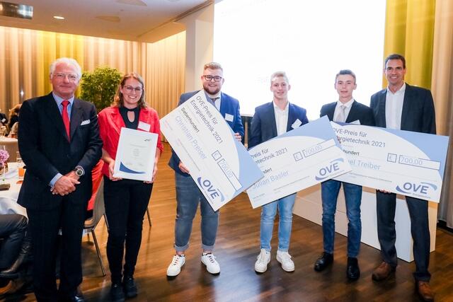Kari Kapsch (OVE-Präsident), Nanna Sagbauer (HTL Hollabrunn), Christian Preiser, Julian Basler, Manuel Treiber (Elektrotechnik-Absolventen der HTL Hollabrunn und OVE-Energietechnik-Preisträger), Herbert Popelka (Vorstandsvorsitzender OVE-Energietechnik)