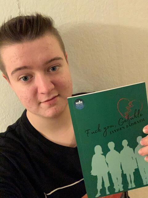 Jayden Zadrazil mit seinem ersten Buch, einem Roman über das Erwachsenwerden einer Gruppe junger Menschen. | Foto: Zadrazil