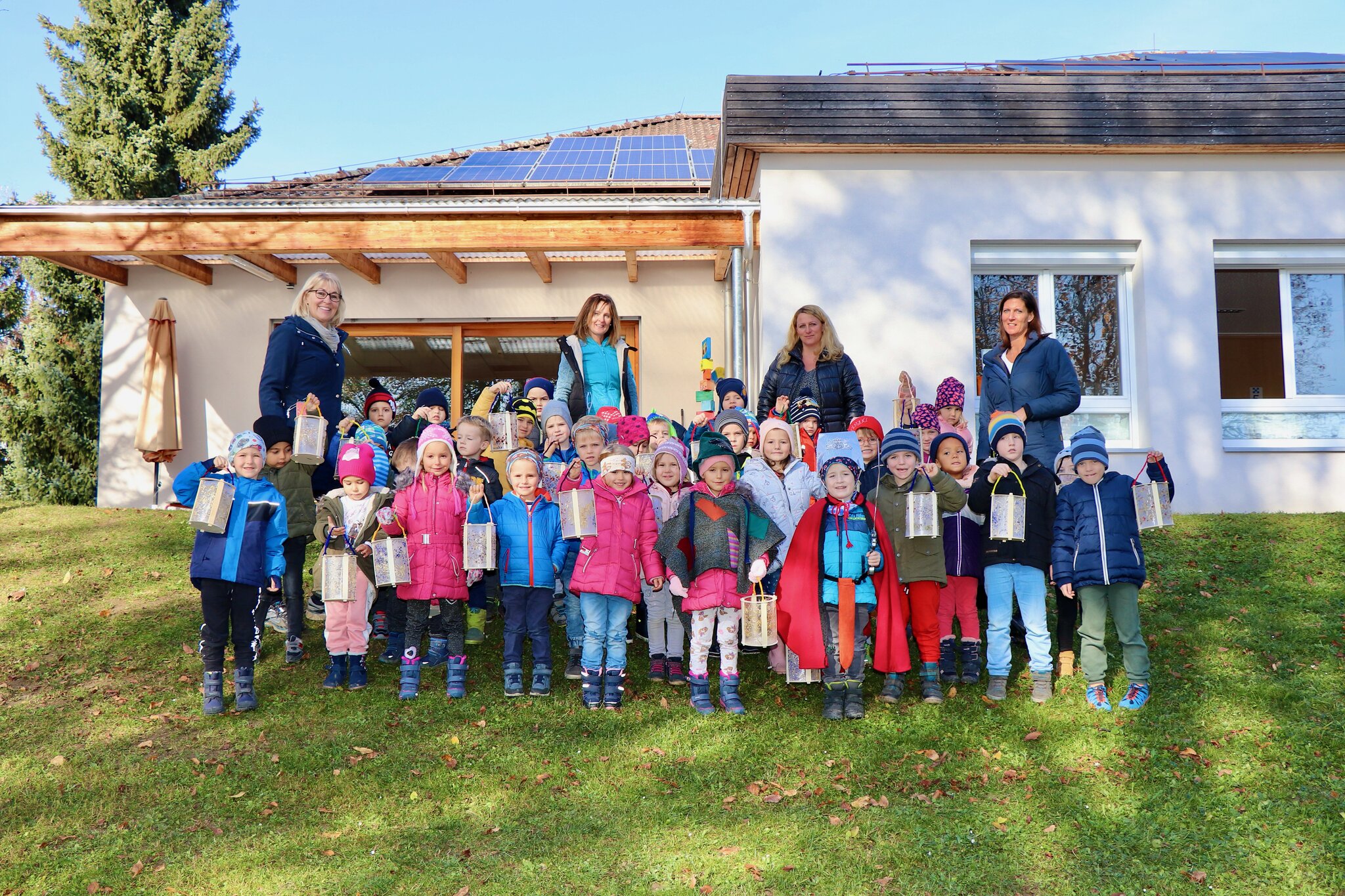 Kinder spielten die Legende vom Heiligen Martin: Laternen- und