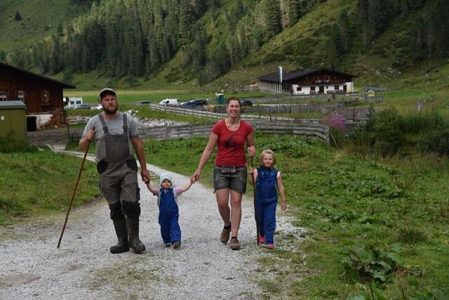 Dietmar, Melanie und die Töchter Laura und Lena verbrachten den Sommer auf der Alm in Lüsens. | Foto: privat