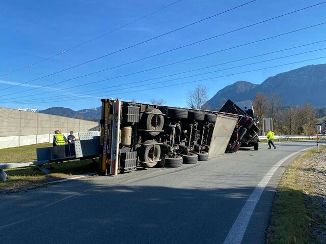 Die Autobahnausfahrt Kirchbichl war aufgrund des Unfalls für mehrere Stunden gesperrt. | Foto: ZOOM.Tirol