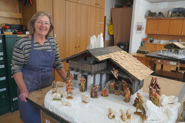 Etwas „fassen" hat im Krippenbau eine eigene Bedeutung. Dorothea Reyer vom Krippenbauverein in Grödig erklärt in unserem Video ganz genau, was der Begriff heißt. | Foto: Emanuel Hasenauer