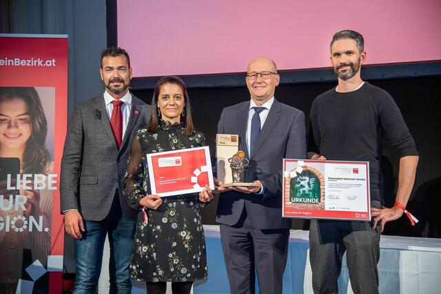 Stellvertretend für die nahezu 400 Rosendahl Nextrom-Mitarbeiter am Standort in Pischelsdorf übergab Woche Weiz-Geschäftsführer Andreas Rath die Trophäe des Regionalitätspreises an Alexandra Leopold, Siegfried Altmann und Gernot Wimmler.