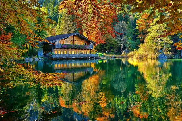 "Die Spiegelung, das Licht, der Rahmen - in diesem Moment hat einfach sehr viel zusammengepasst", erinnert sich Falkmar Ameringer zurück an den Berglsteiner See in Breitenbach. | Foto: Falkmar Ameringer